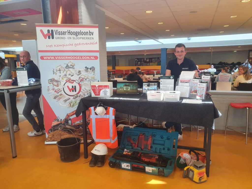 Visser Hoogeloon bij bijbaantjesmarkt Rythovius College in Eersel.