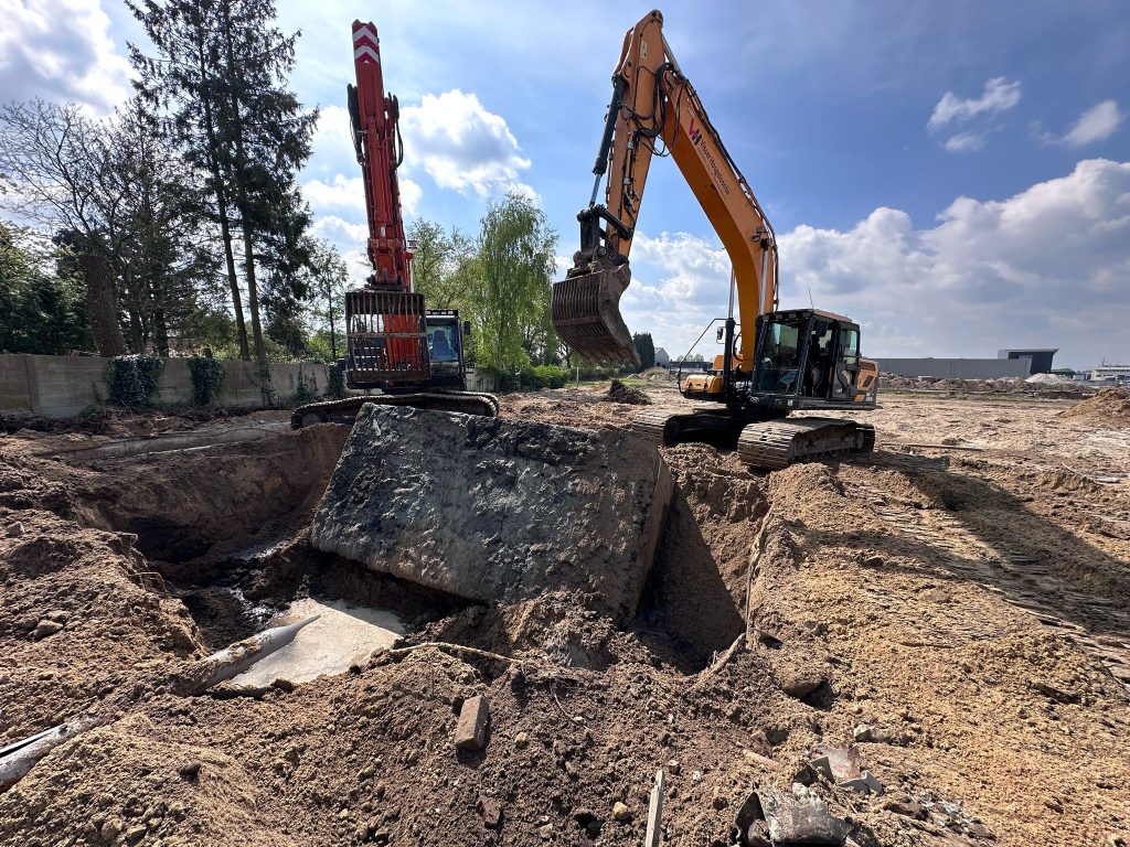 Betonvloer gesloopt in industriehal te Bergeijk